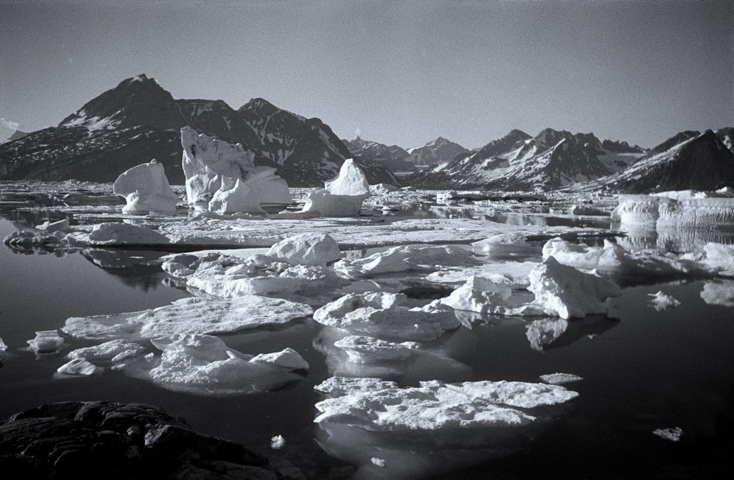 Photo Paul-Émile Victor © Rue des Archives Le fjord de Kangerdlugsuatsiak (côte est du Groenland), automne 1936.